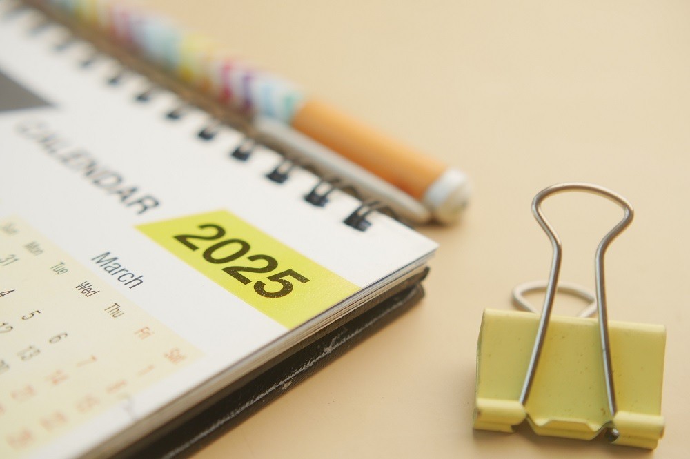 2025年のカレンダーとクリップ
