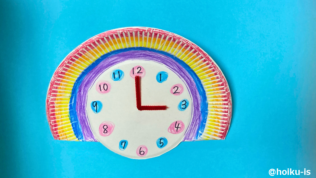 穴にモールを通し、裏をセロハンテープでとめる