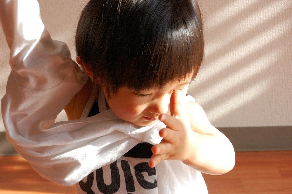 着替えをしている男の子