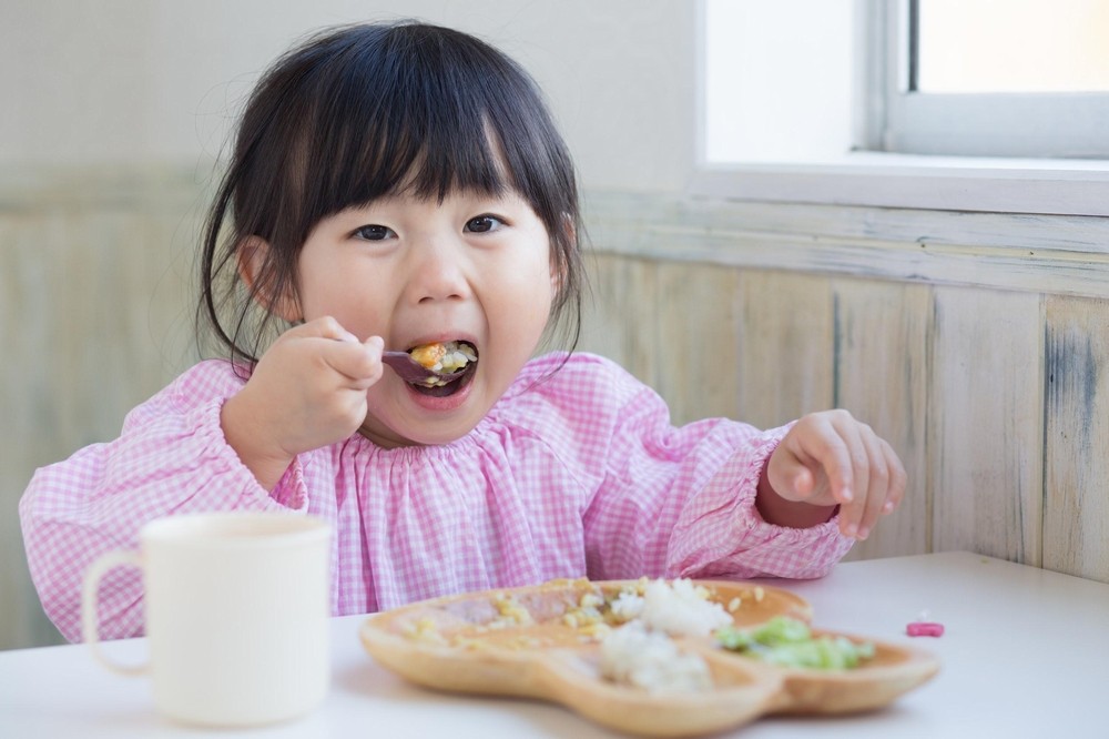給食を食べる女の子