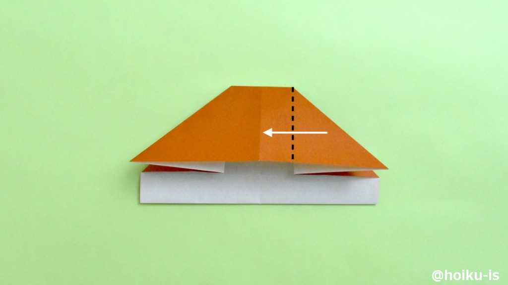 図の点線を参考に、右上の三角のみ谷折りにします。