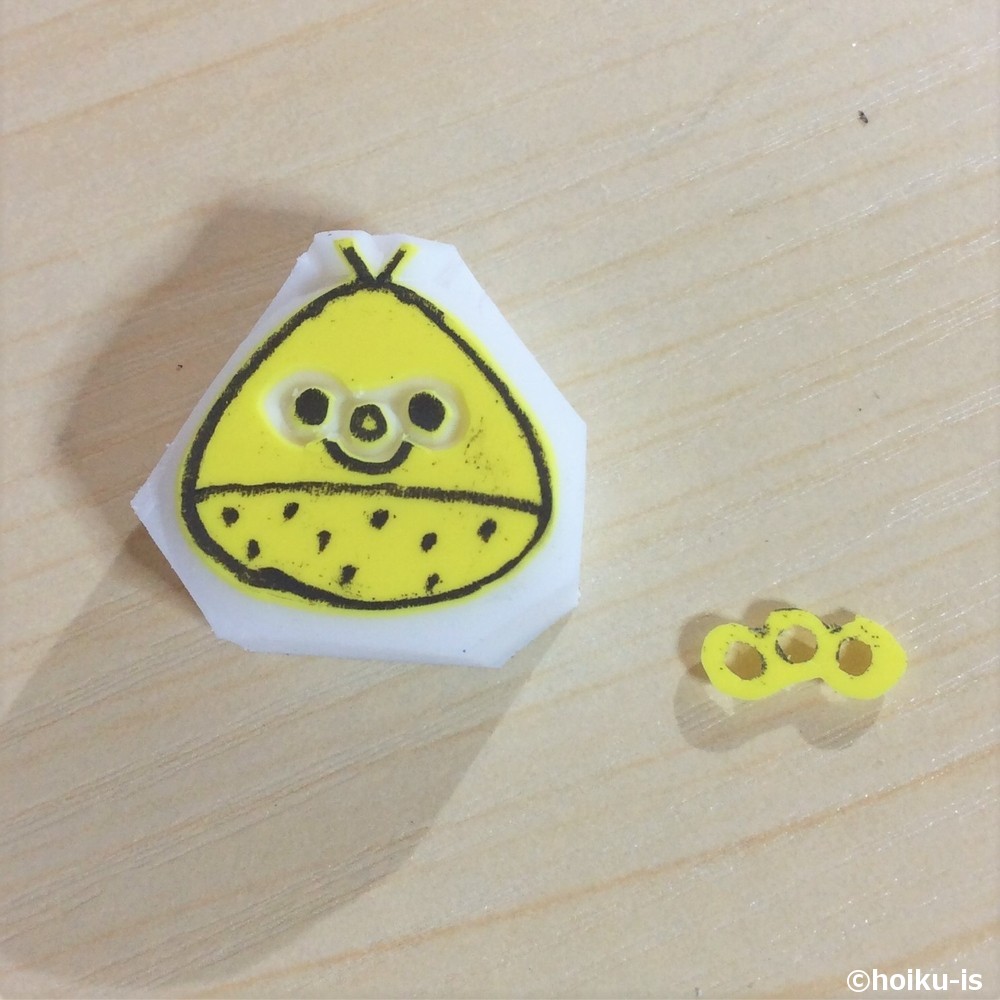 クリの目をくり抜いた消しゴムはんこ