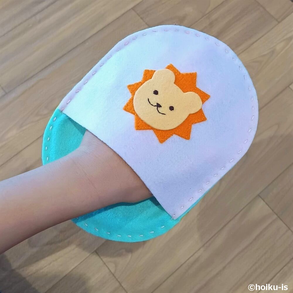 子どもの手に「ミトン型羽子板」をはめているところ