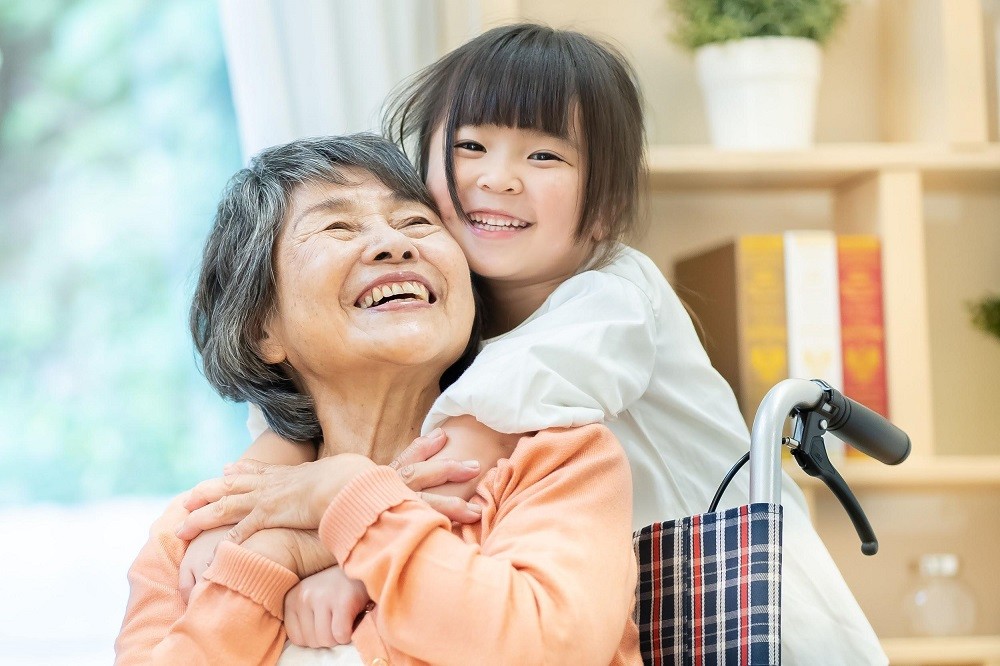女の子とおばあさん