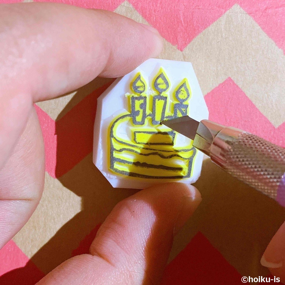 誕生日ケーキの消しゴムはんこを彫っているところ