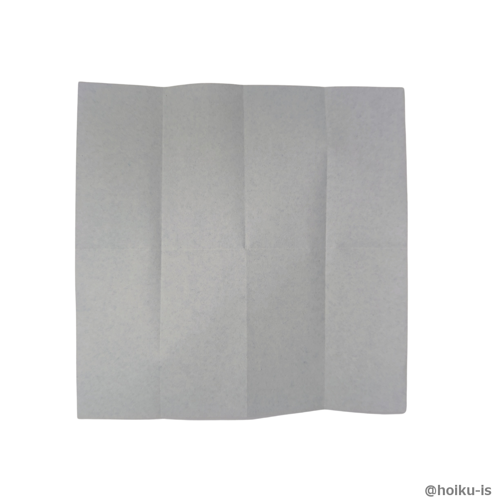 中心に向かって左右の辺も折り、折り筋をつける