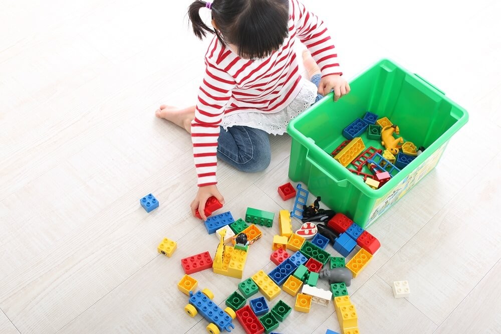 ブロック遊びをする女の子