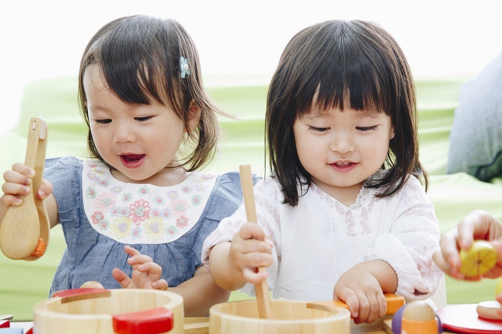 2人で料理ごっこ遊びをしている女の子たち