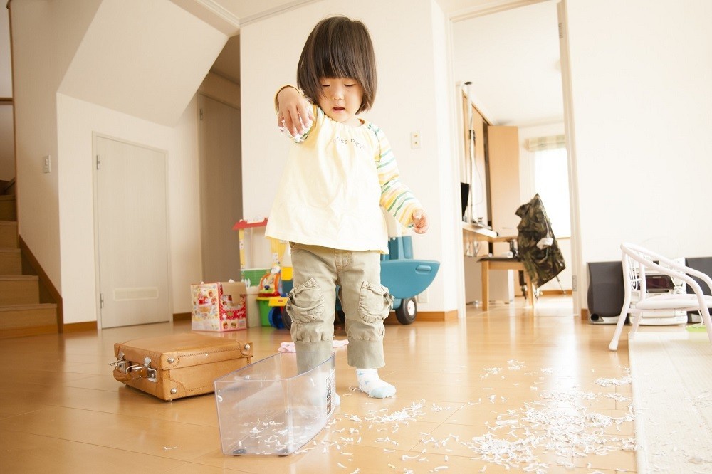 紙くずをまき散らす女の子