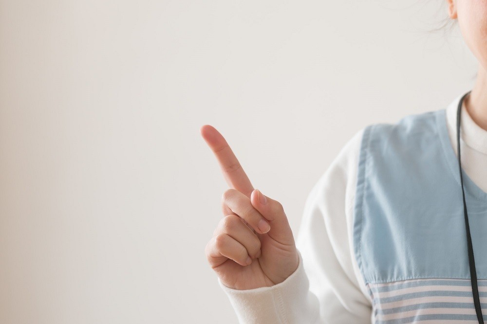 指差し確認をしている保育士