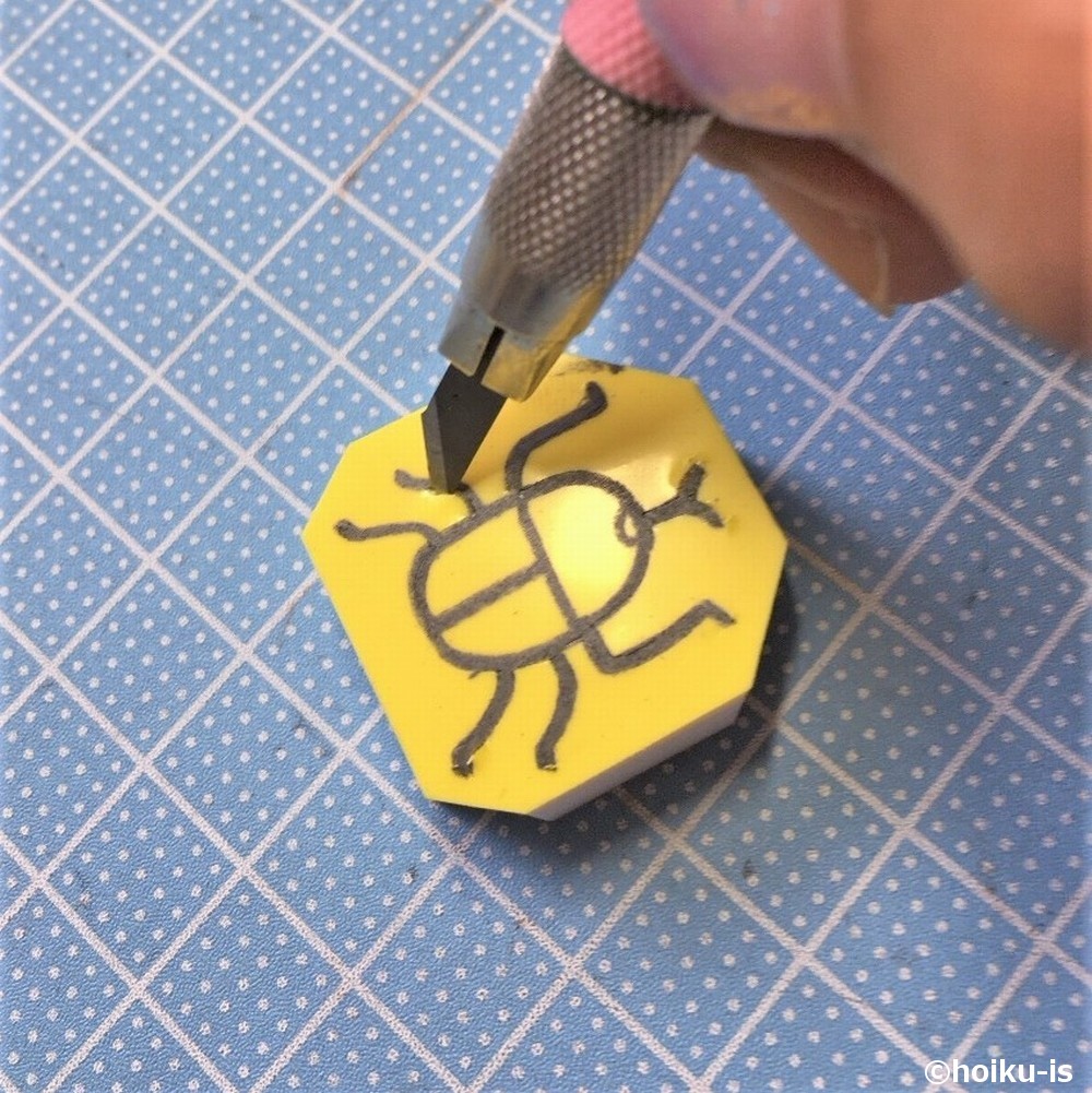 カブトムシの輪郭を彫っているところ