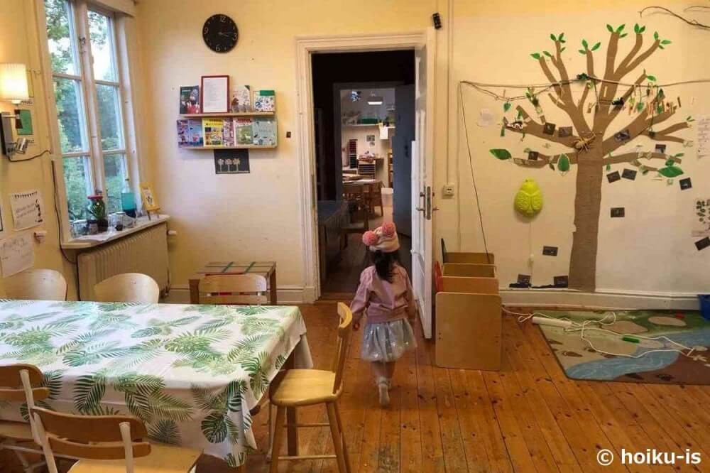 スウェーデンのプレスクールの室内を歩く女の子