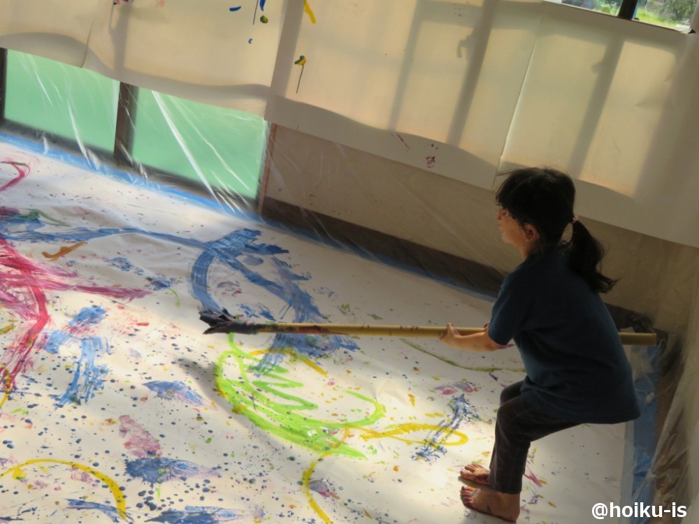 大きな絵を描く女の子