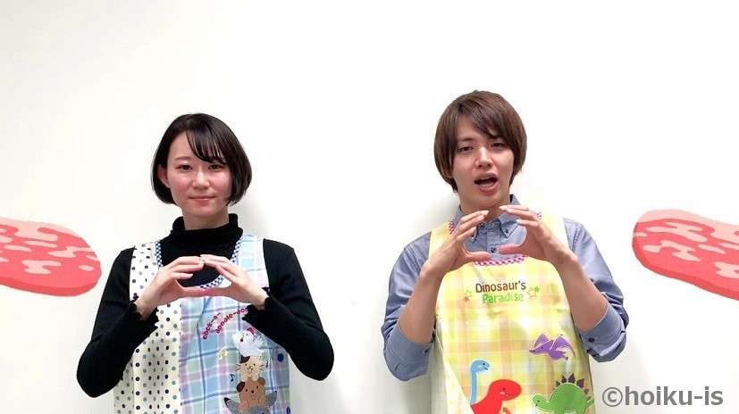 手遊び歌「カレーライスのうた」を実演している保育士