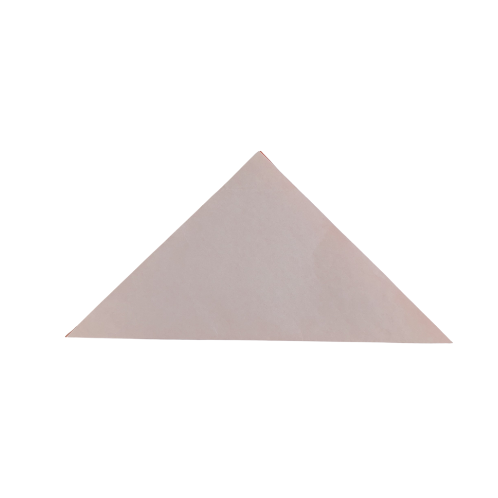 色のついた面を内側になるようにして三角に折ります