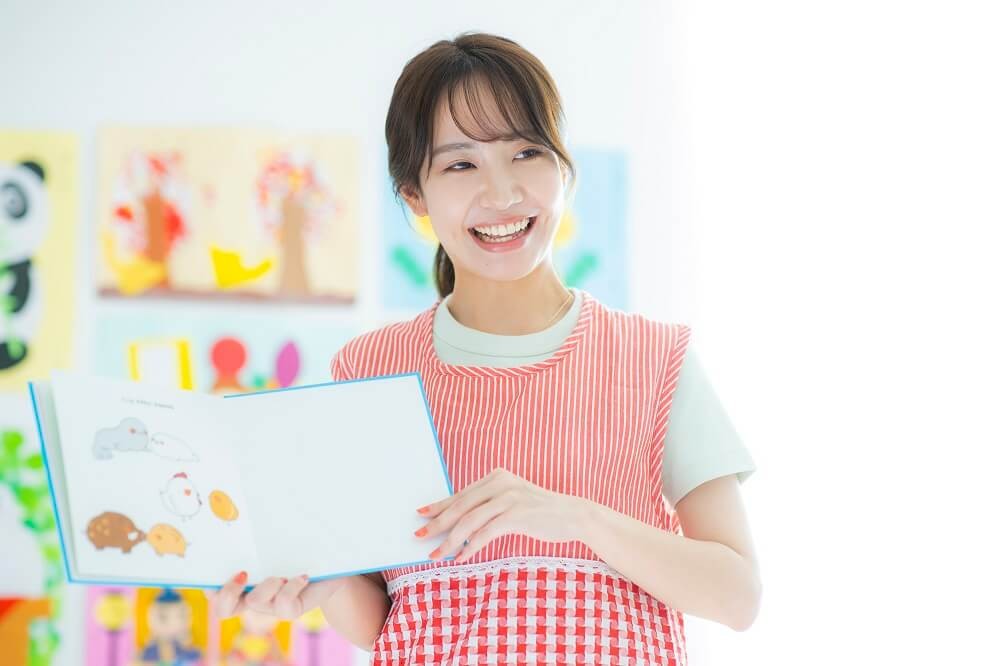 絵本を読む保育士
