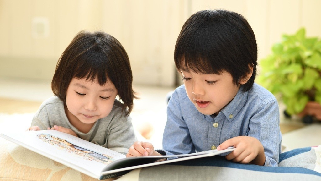 絵本を読んでいる子どもたち