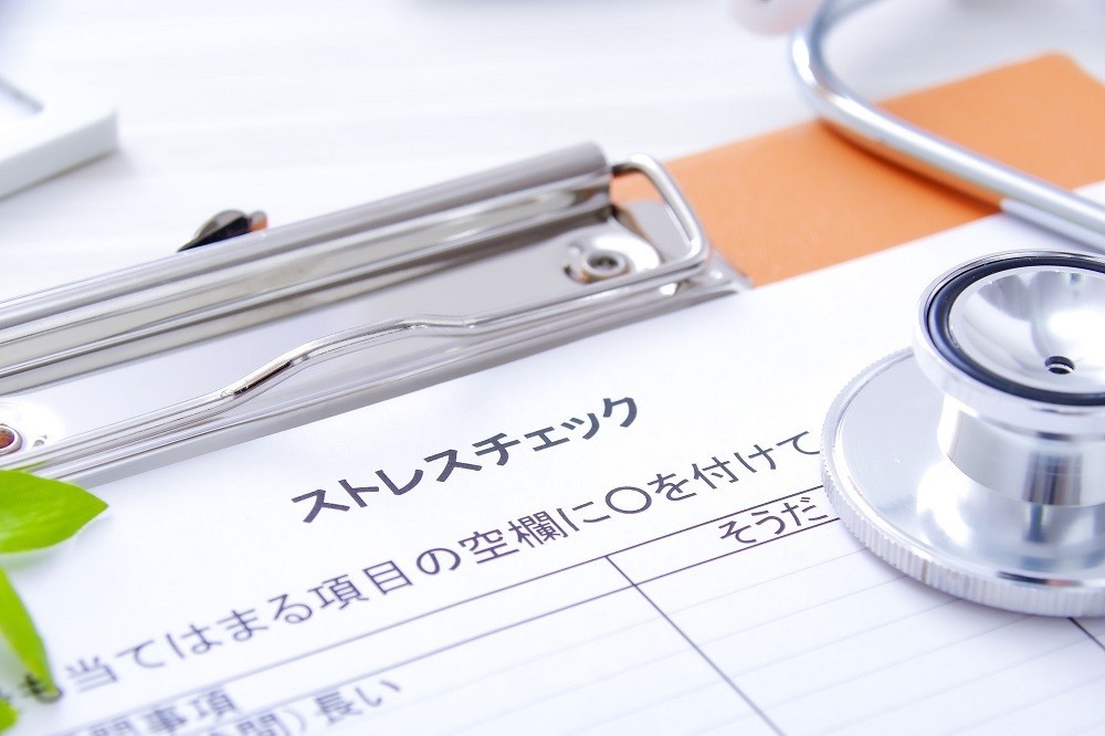聴診器とストレスチェックのシート