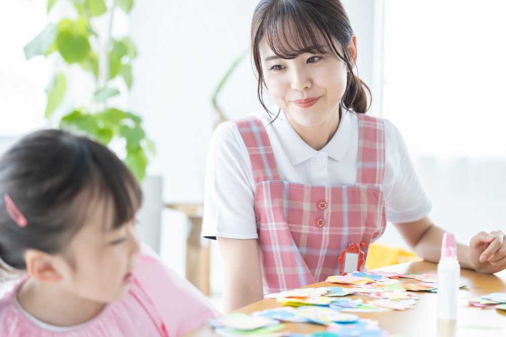 子どもの行動を見守る保育士