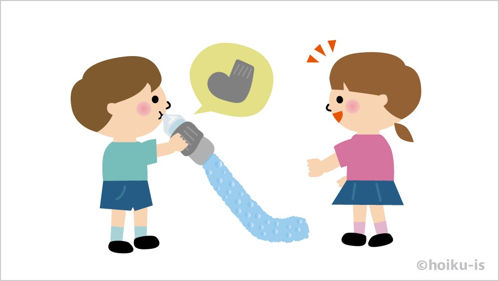ペットボトルと靴下を使って泡を作る子ども
