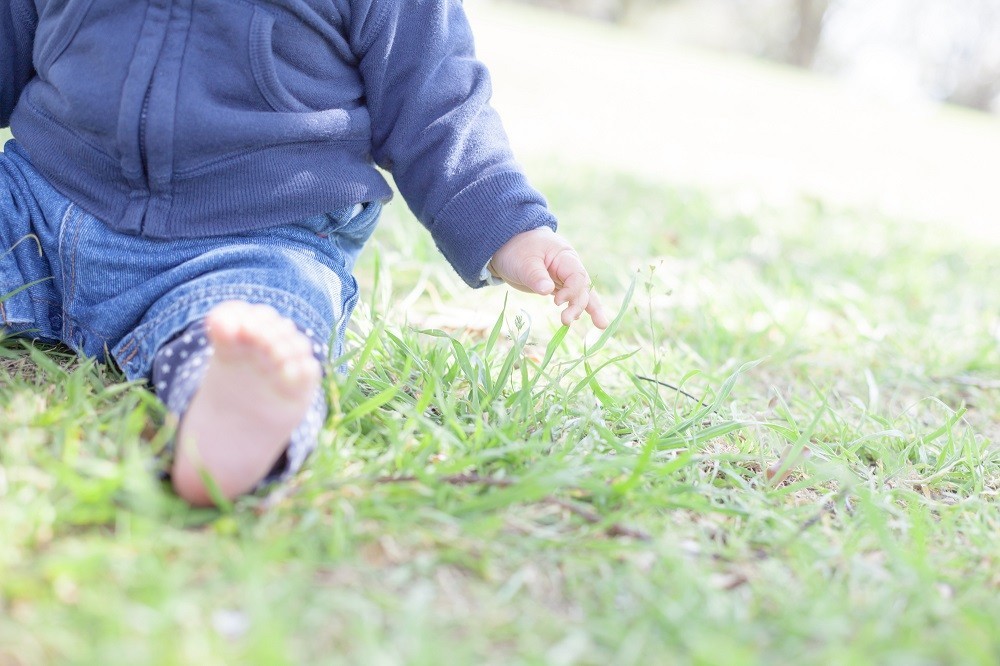 草の上に座る子ども