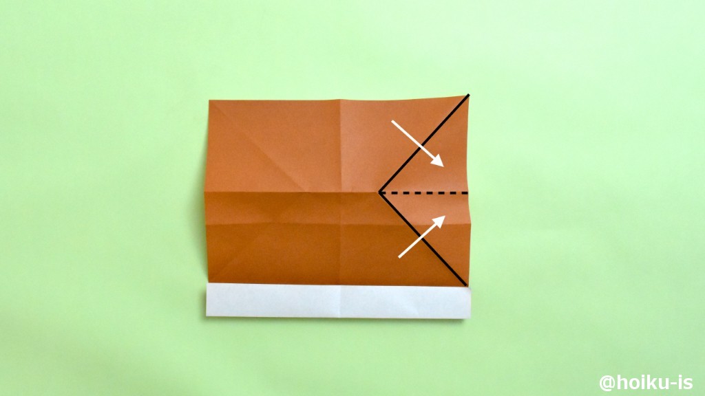 開いて、図の実線を山折りに、点線を谷折りにして、中割り折りにします