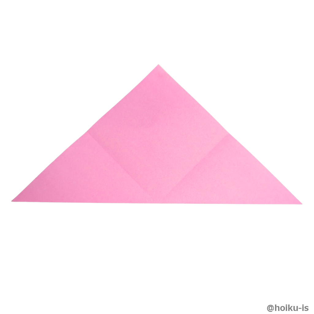 折り紙を開いて三角に折ります