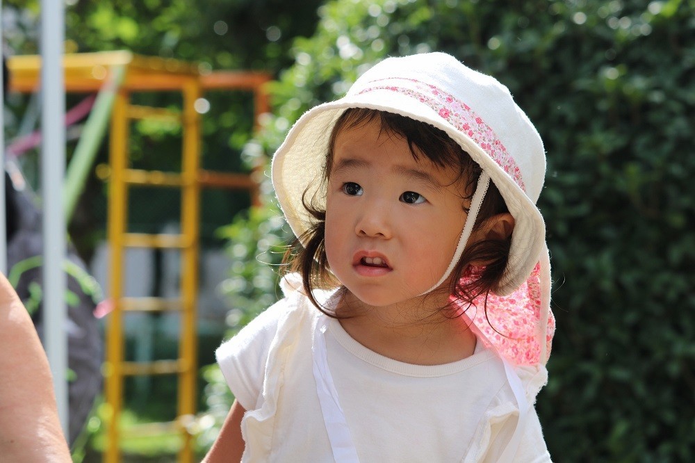 白い帽子を被っている女の子