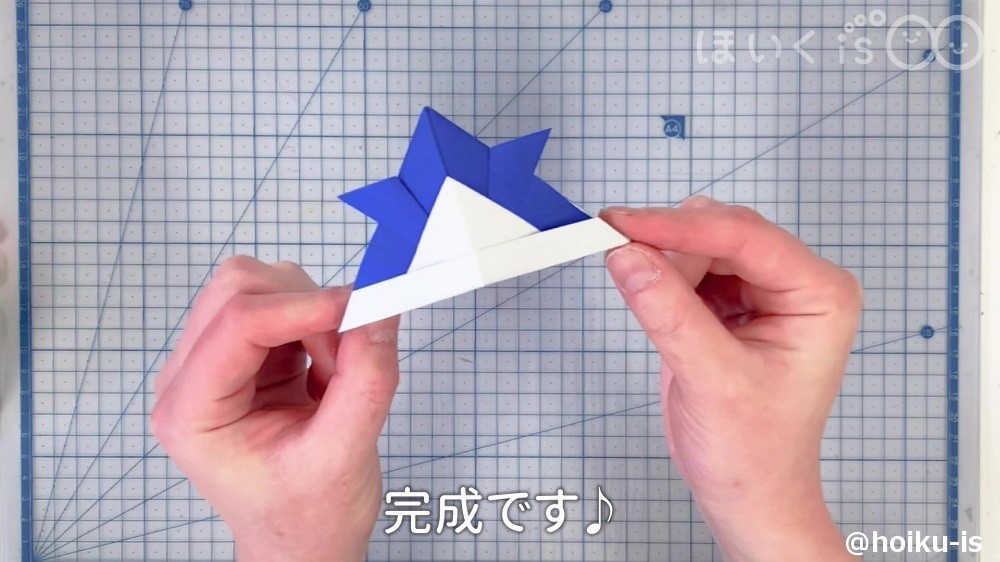 完成した折り紙の兜