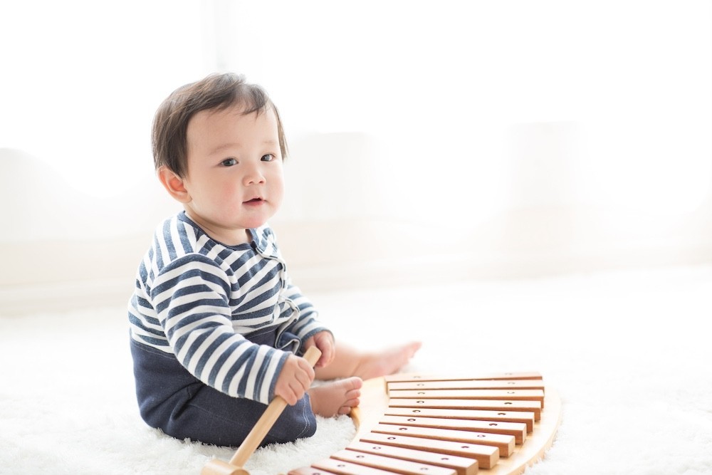 おもちゃの木琴で遊ぶ子ども