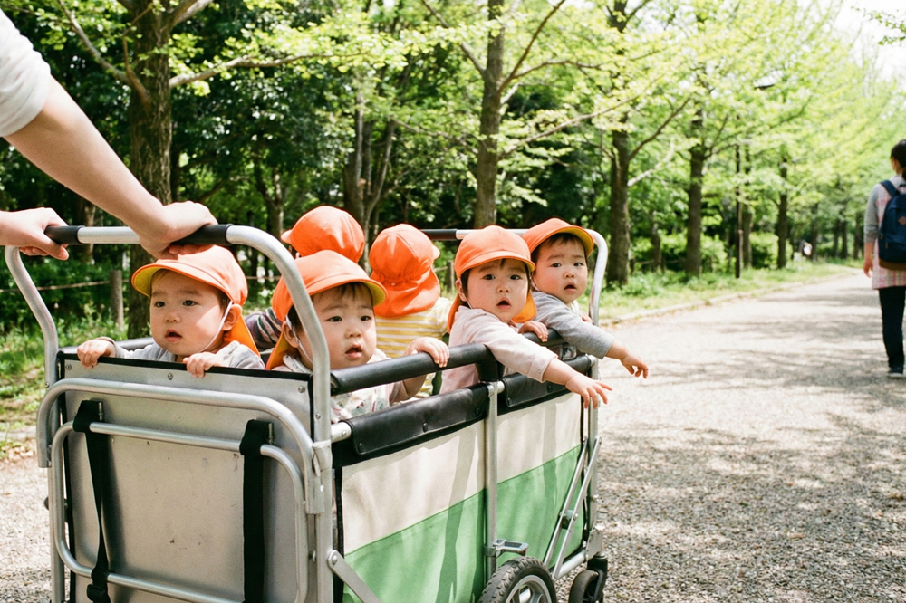お散歩カートに乗っている低年齢児
