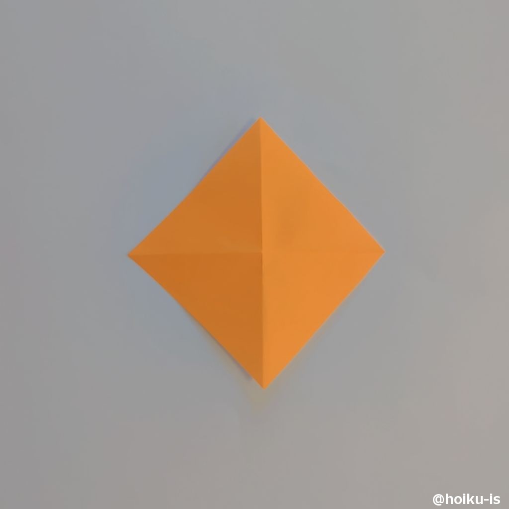 もう一方も対角線に折り折り目を付ける