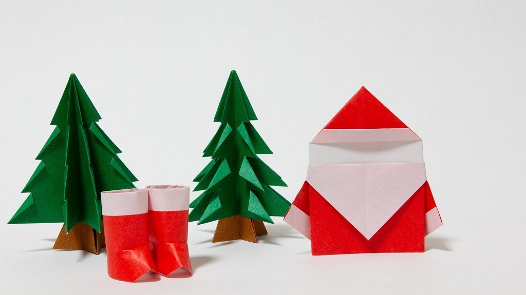 折り紙で作ったサンタクロース、ブーツ、クリスマスツリー