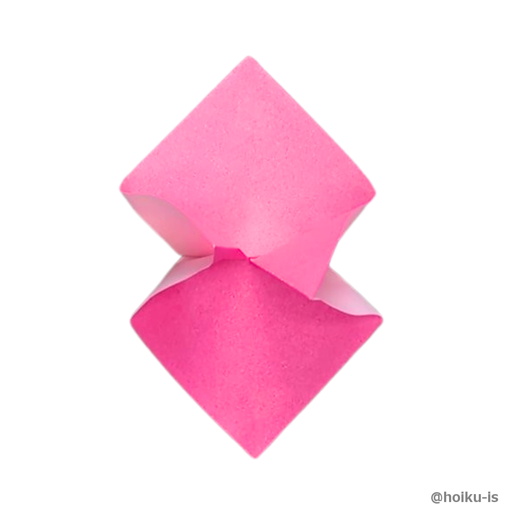 折り筋に合わせて割り開く