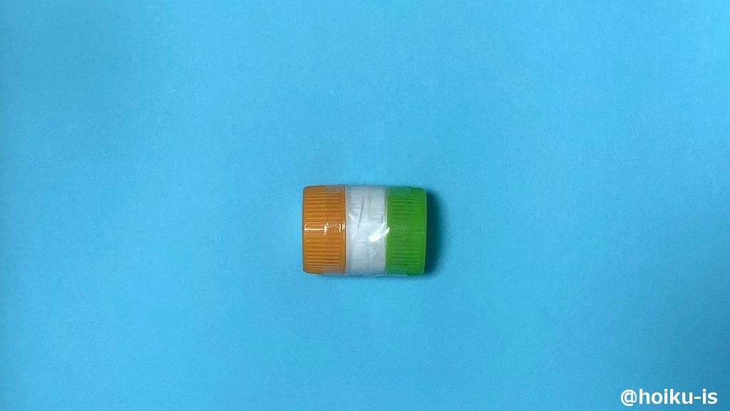 ペットボトルのキャップを3つまとめてテープでとめる