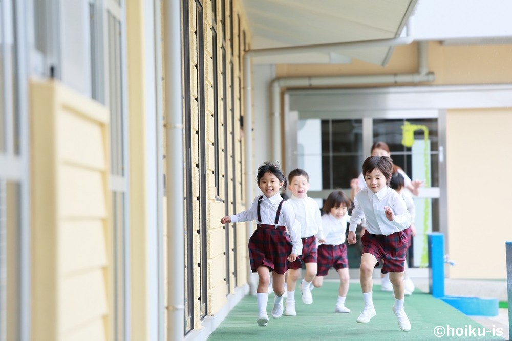 保育園の廊下を走る園児たち