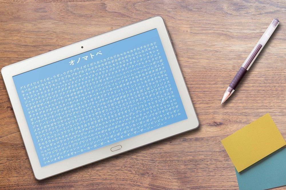 タブレットに打たれたオノマトペの文字列