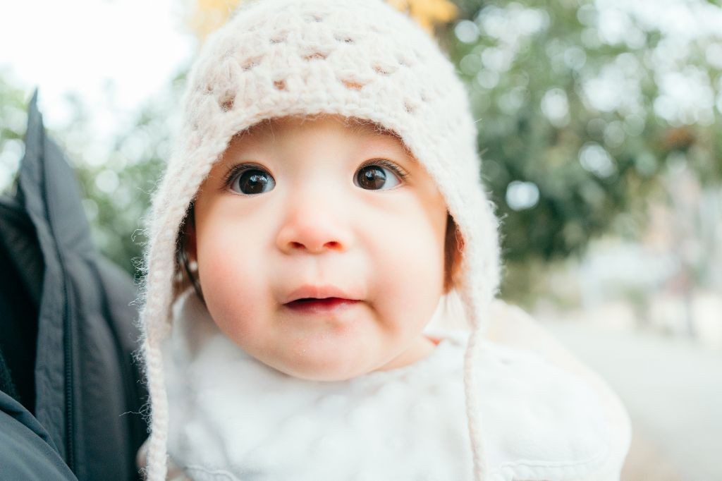 屋外で遊ぶ0歳児