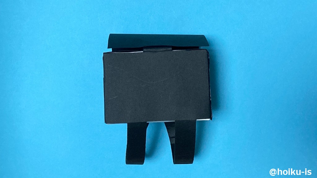 18、ランドセルのフタを切り込みに差し込む。