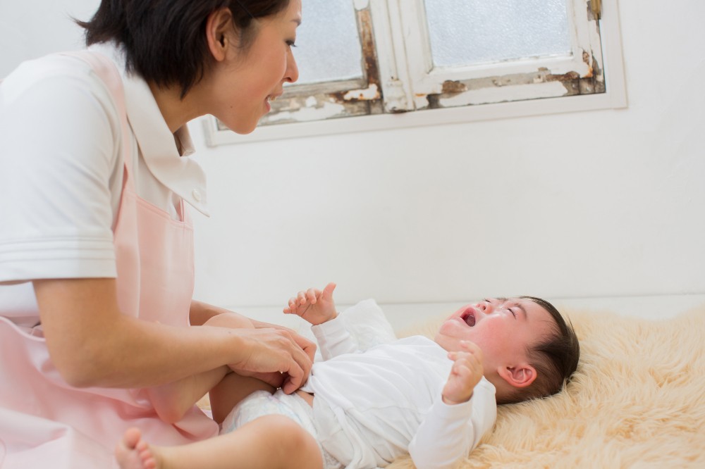 おむつが汚れているとなく園児