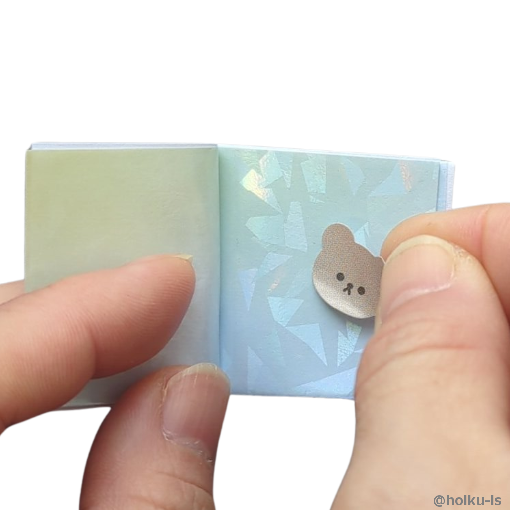 シールを貼って遊びます