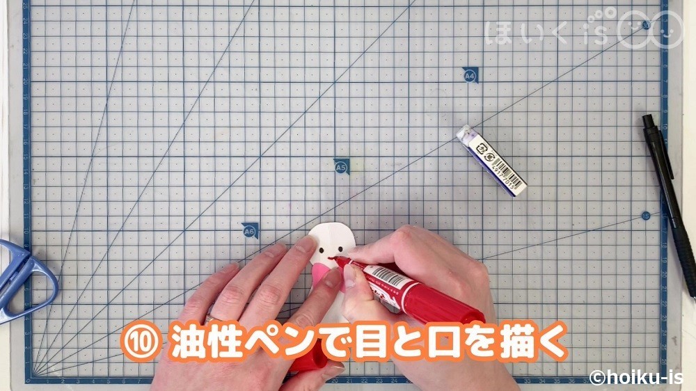 油性ペンで目と口を描く