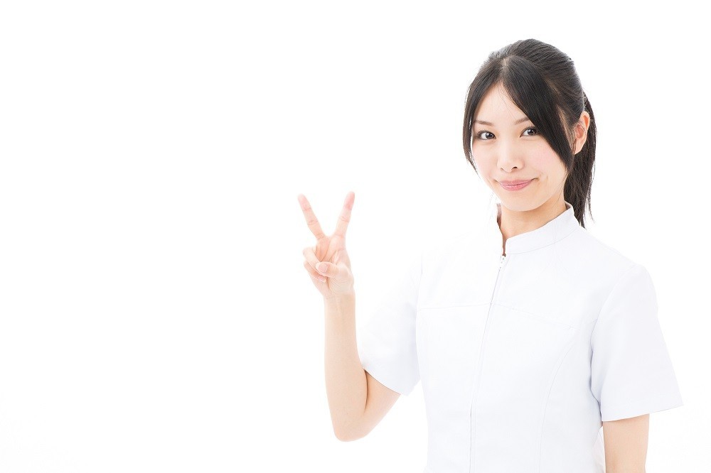 ピースサインをしている女性