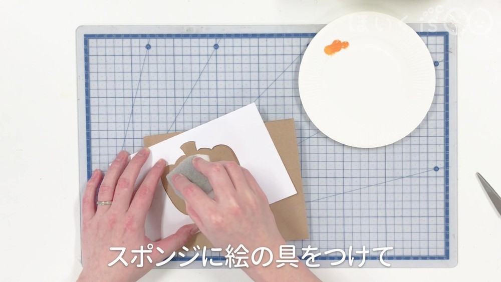 スポンジに絵の具をつけて