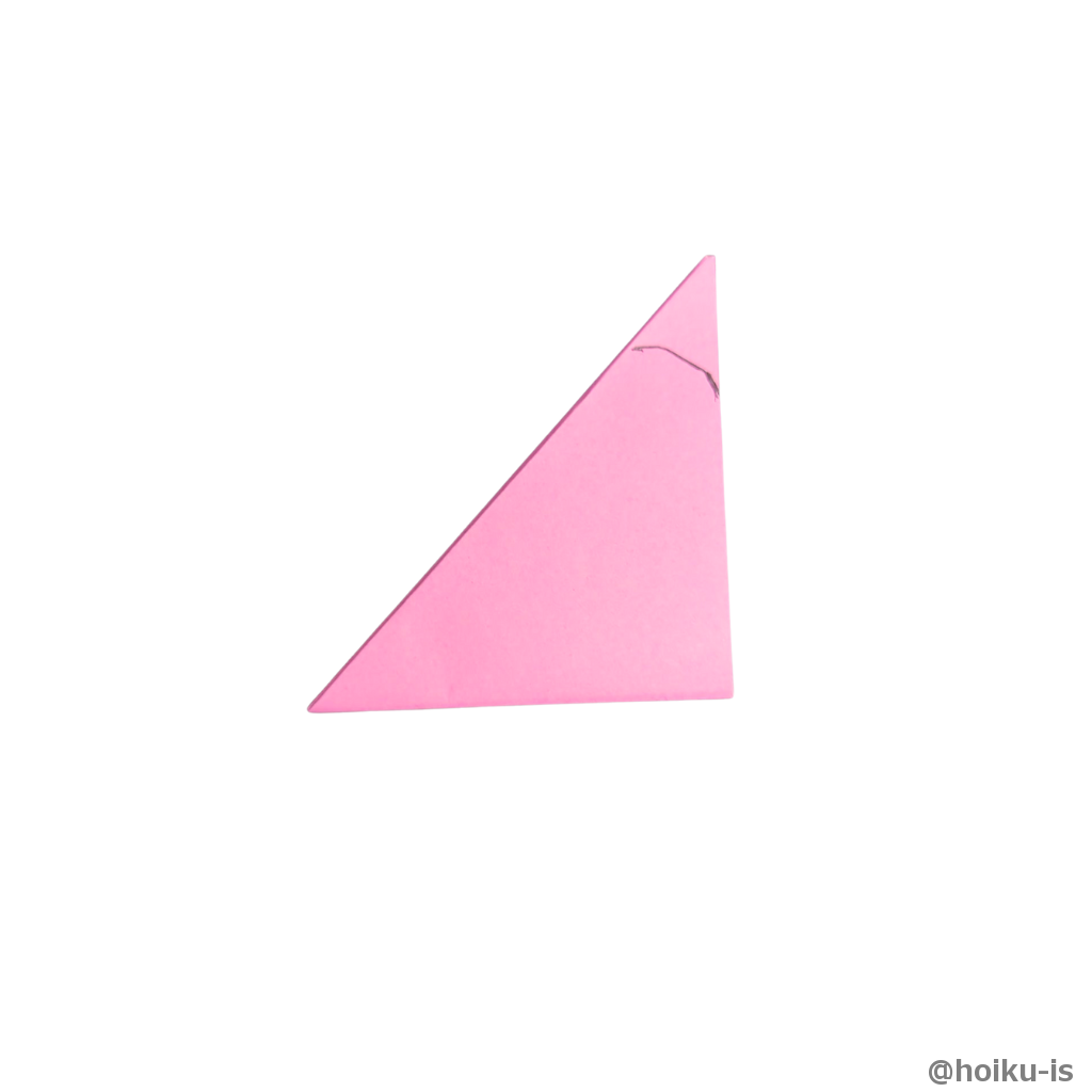 さらに半分に折り線のところをハサミで切ります