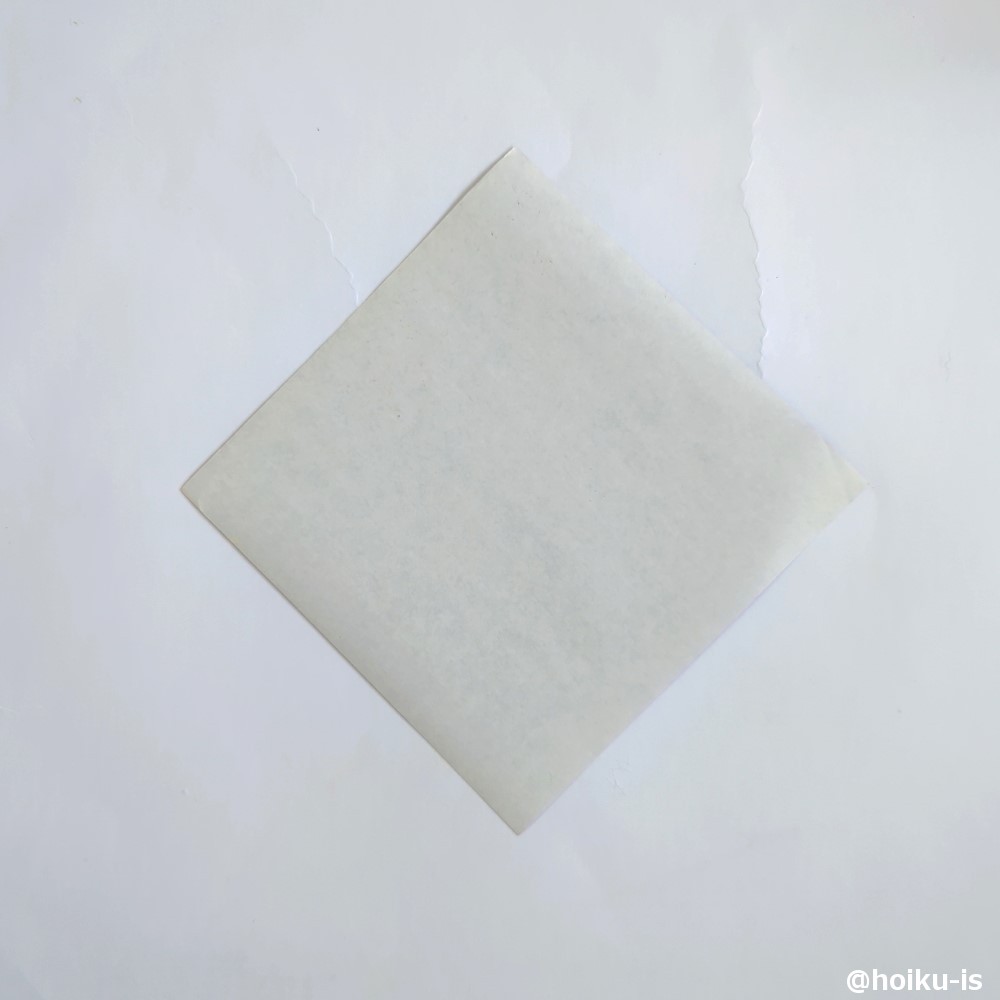 折り紙を白い面を上にして置きます