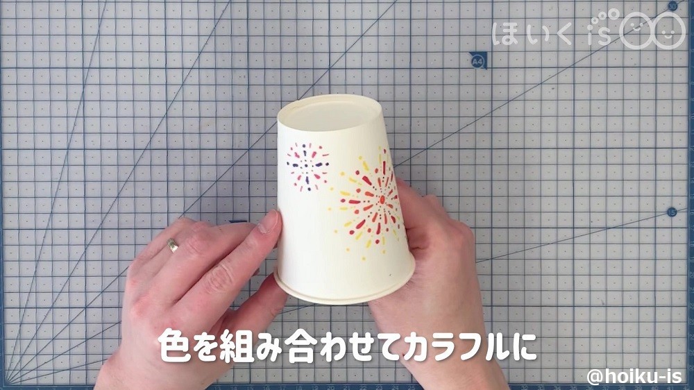 色を組み合わせて花火をカラフルに描いているところ
