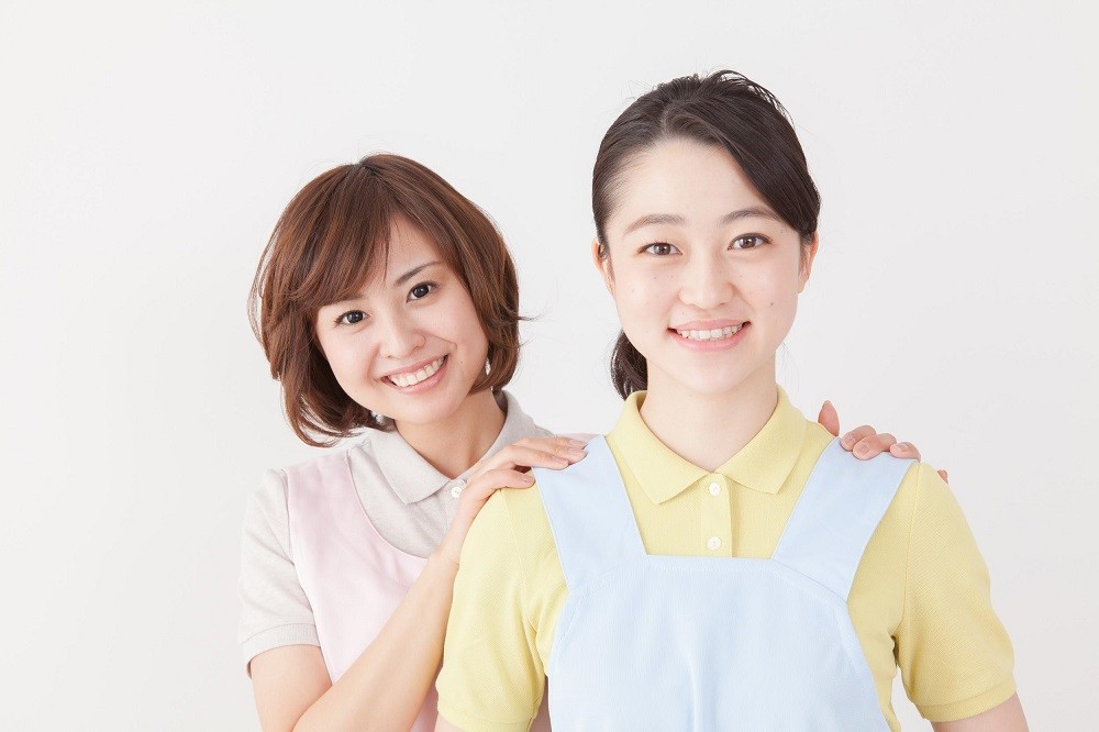 笑顔の保育士二人