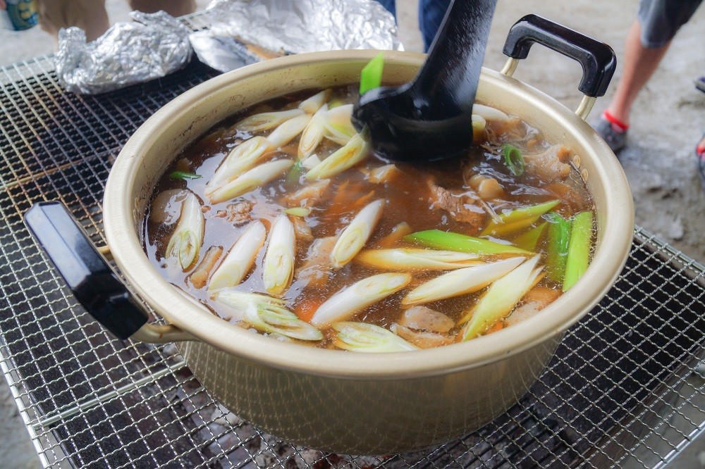 芋煮会活動で調理される鍋料理