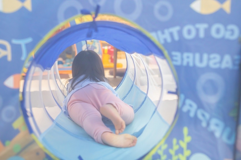 トンネルくぐり遊びをする子ども